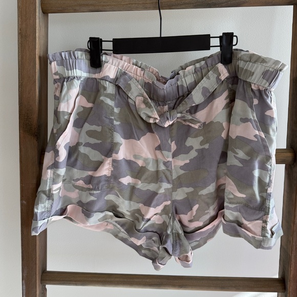aerie Pants - Aerie Pink and Green Camo Shorts